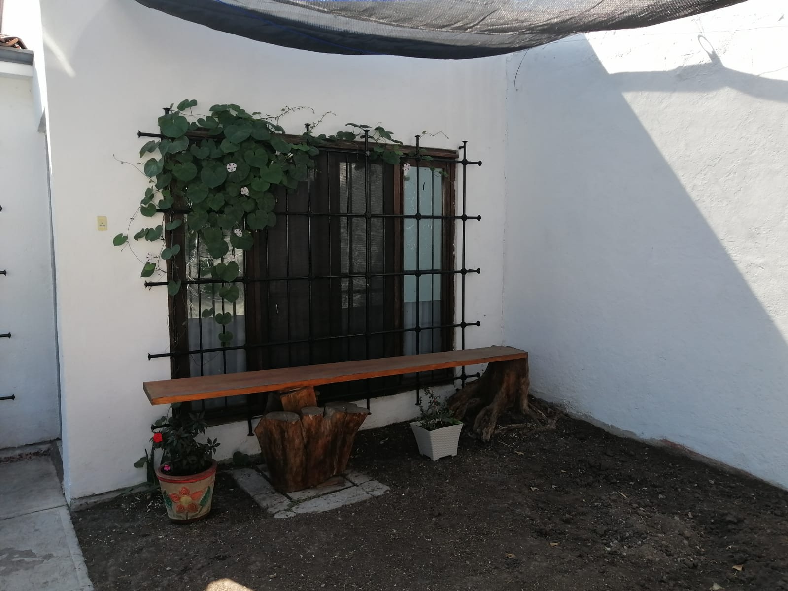 Casa bien ubicada Mariano Matamoros 33, La Cima, cerca de Bernardo Quintana y del Tec de Monterrey. Dos recámaras con clóset, sala-comedor, cocina integral, patio de servicio, 1 baño completo, 1 cajón de estacionamiento